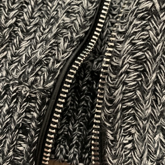 Calvin Klein sweater, size XS - Picture 5 of 10